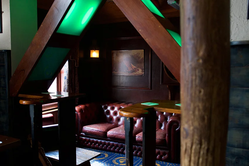 Bermuda-Triangle-Pub-Poole-downstairs-2.jpg