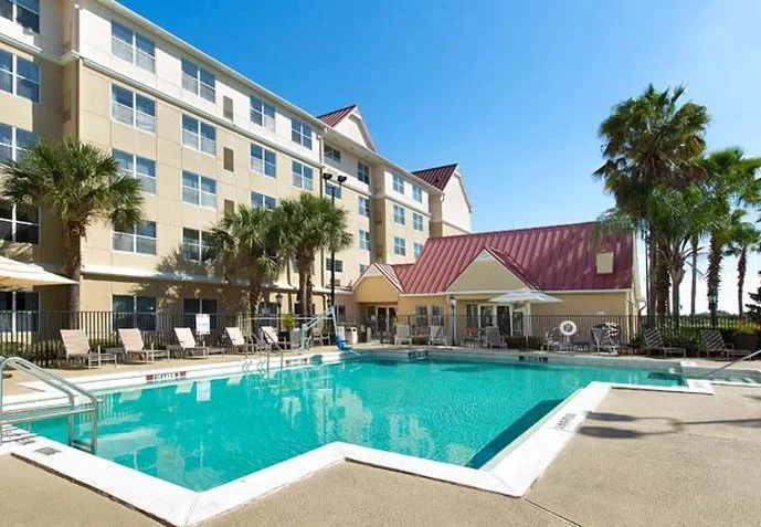 outdoor-pool.jpg