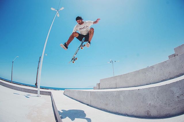 Un a&ntilde;o mas en @rvcachile gracias por el aguante! 
Este 2018 nos escaparemos del invierno y nos iremos por ah&iacute; a gozar en b&uacute;squeda del veranito!
📸 @elotrooscar 
#rvca #3flip #fisheye #treflip #360flip #photography #skateboarding 