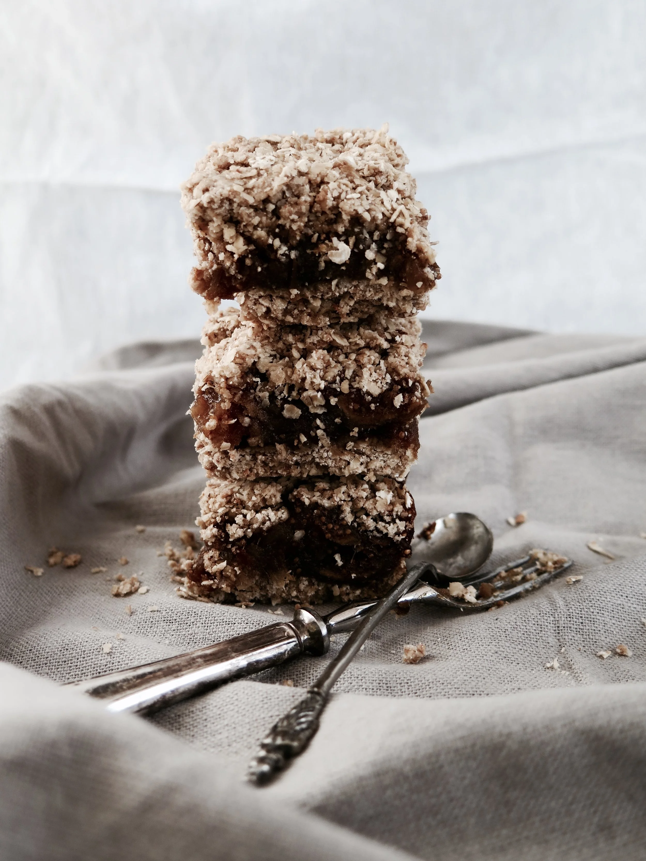 Sticky Date & Amaretti Crumble Bars