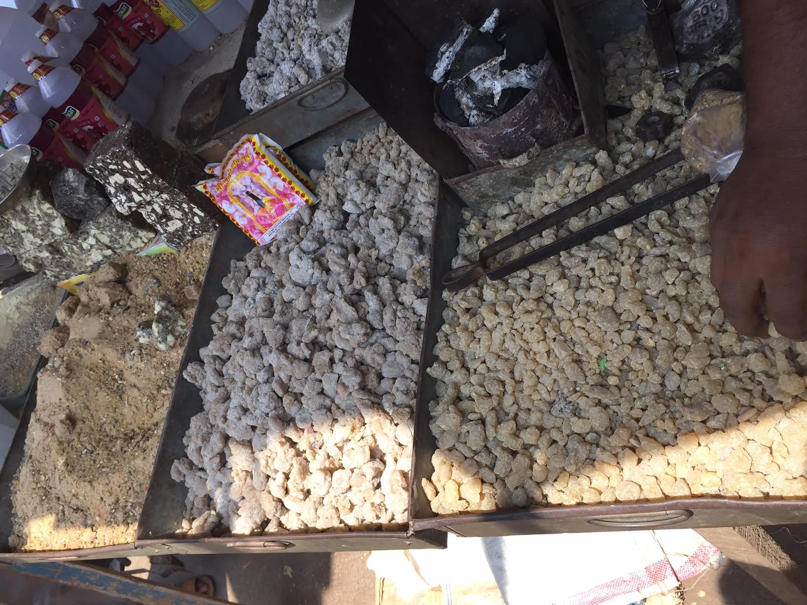 Sandalwood Powder, gums and resins.
