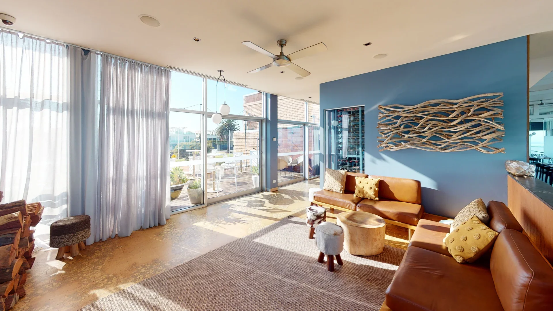 XXQTMHZMxbe-Living_Room.webp