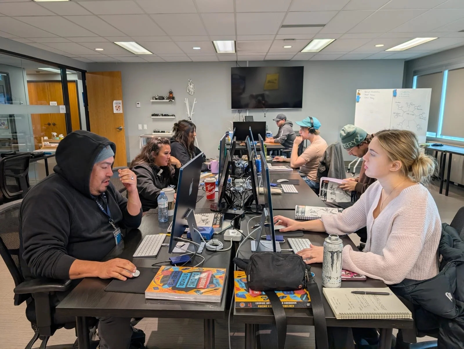 𝗦𝗧𝗨𝗗𝗘𝗡𝗧 𝗟𝗜𝗙𝗘 // 👀 A glimpse of our current Design &amp; Photography class hard at work. From layouts and typography to photo editing and visual storytelling, our students spend countless hours drumming up ideas, pushing creative boundarie