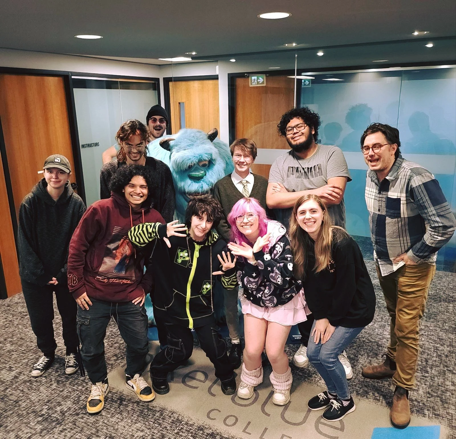 𝗦𝗧𝗨𝗗𝗘𝗡𝗧 𝗟𝗜𝗙𝗘 // A throwback to last month of our 2D students posing for a class photo  on their last day of classes. A big congrats to our Rev 53 grads! 🙌
.
.
.
.
.
.
.
.
.
.
.
.
.
.
.
.
.
.
.
.
.
#yeg #yegphoto #yegcreative #yegcreatives