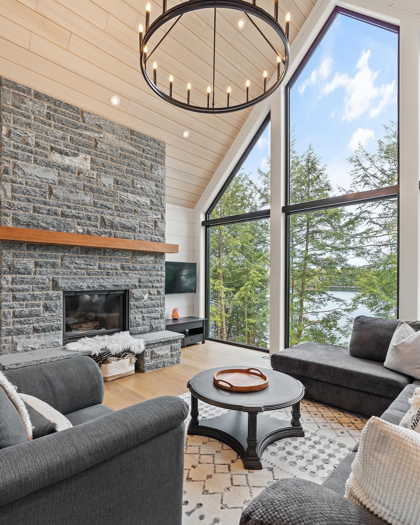 The weekend is here! Take in the incredible window views on Lake Muskoka, at @imuskoka&rsquo;s new listing! 

#muskokarealestate #lakemuskoka #lakerosseau #lakejoseph #muskokacottages