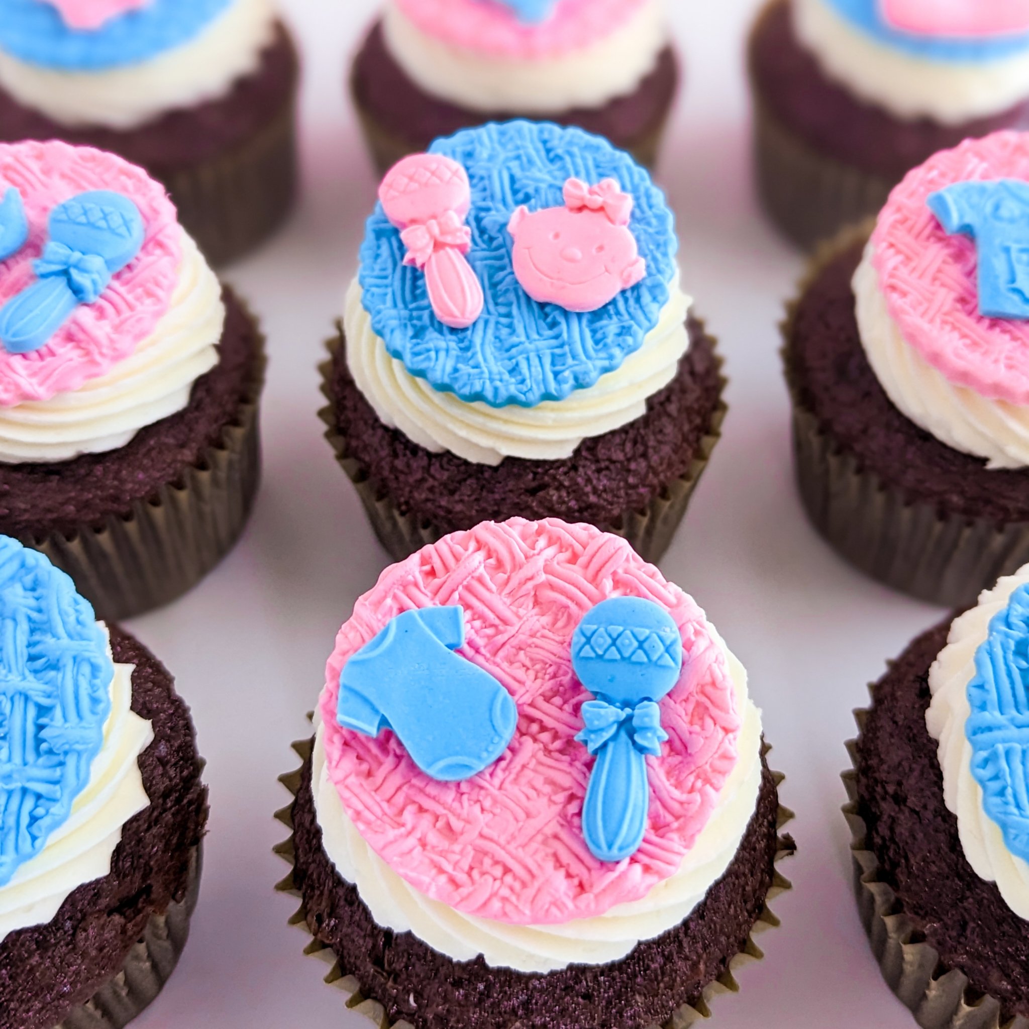gender reveal pink and blue cupcakes3.jpg