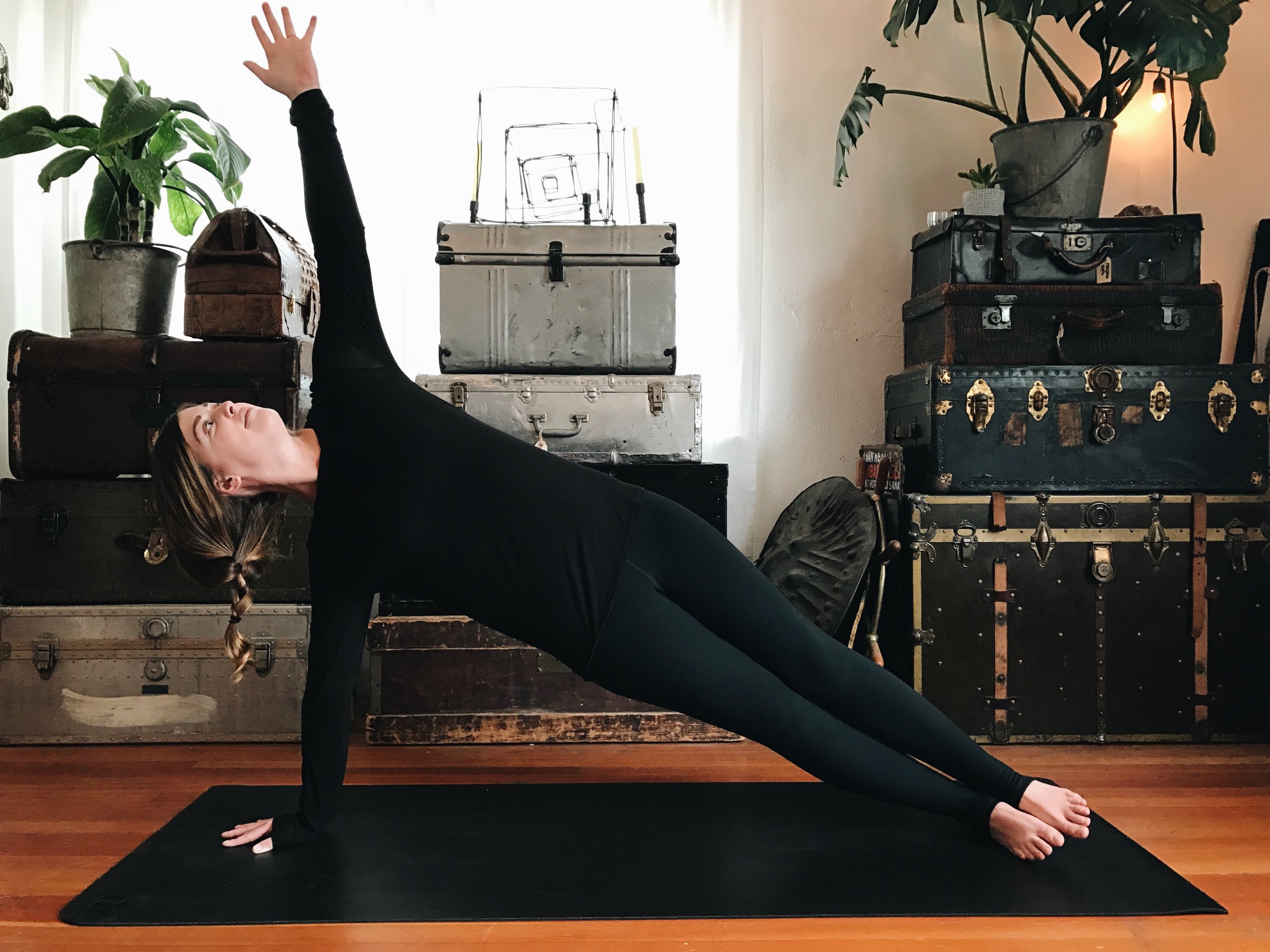 STACKED SIDE PLANK WITH DIPS: Stacking your feet, balance in side plank and then dipping the hips and side down for an extra challenge. 