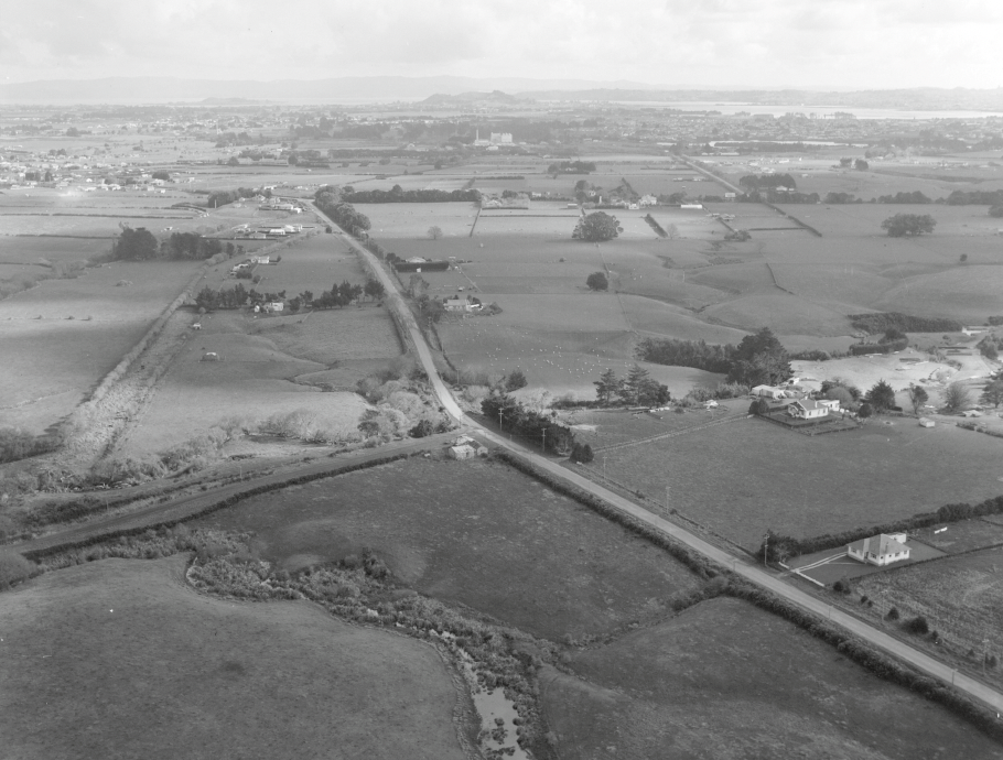 East Tāmaki Road in 1949 heading west towards Hunters Corner. CREDIT: WHITES AVIATION