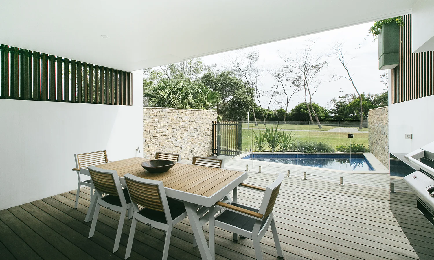  Apartment Three Fortyfive on Lawson, Byron Bay  Spacious three bedroom two level living Floorspace: 352 sqm Floor: Ground and First Aspect: North Views: Water, Beach Height above sea level: 7 mtr 