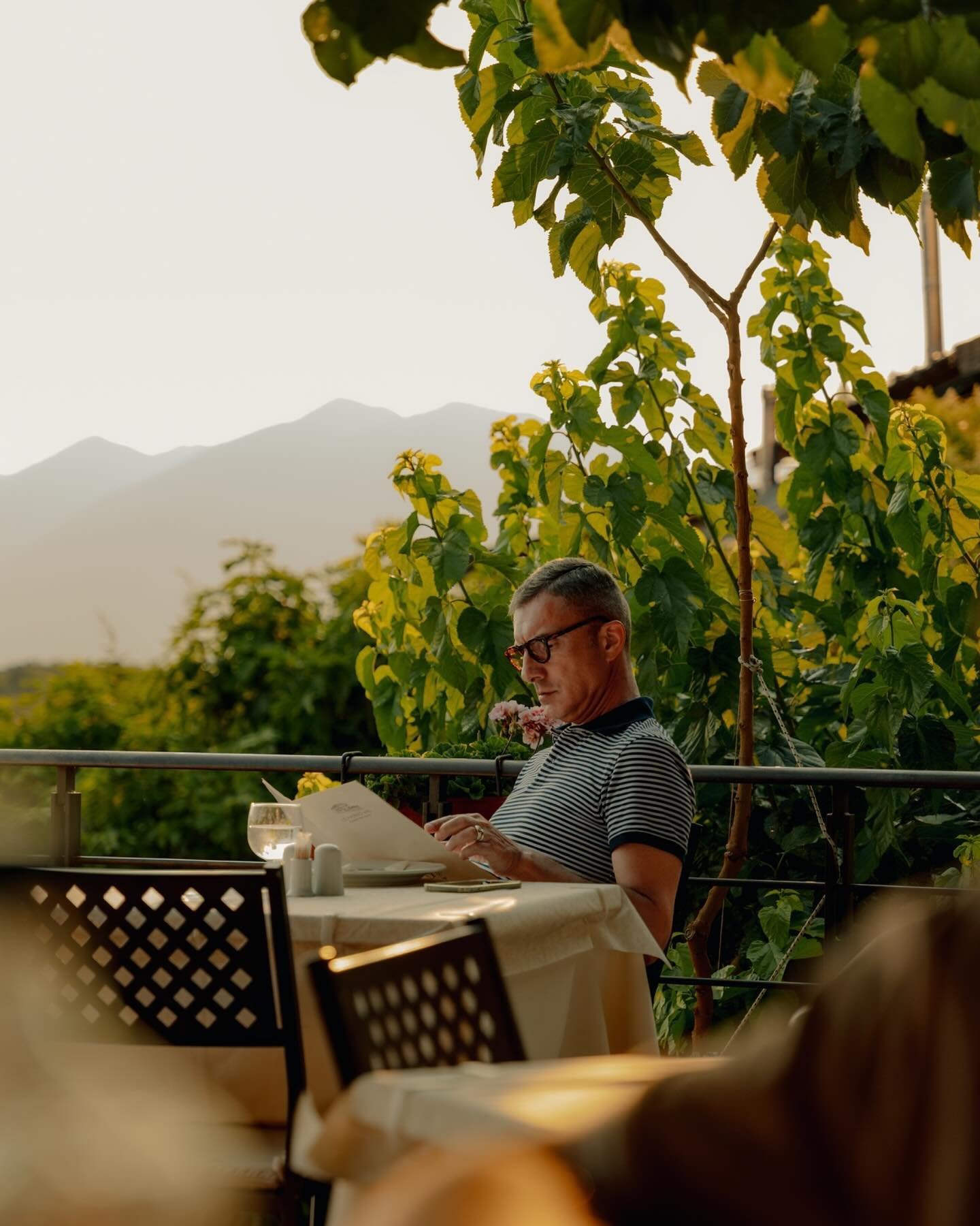 Perpetually working on my color grading technique and re-editing a couple of my favorite dining experiences in Greece. I could eat here again and again and it would never get old. The view is unparalleled! 😌🍷⛰️
