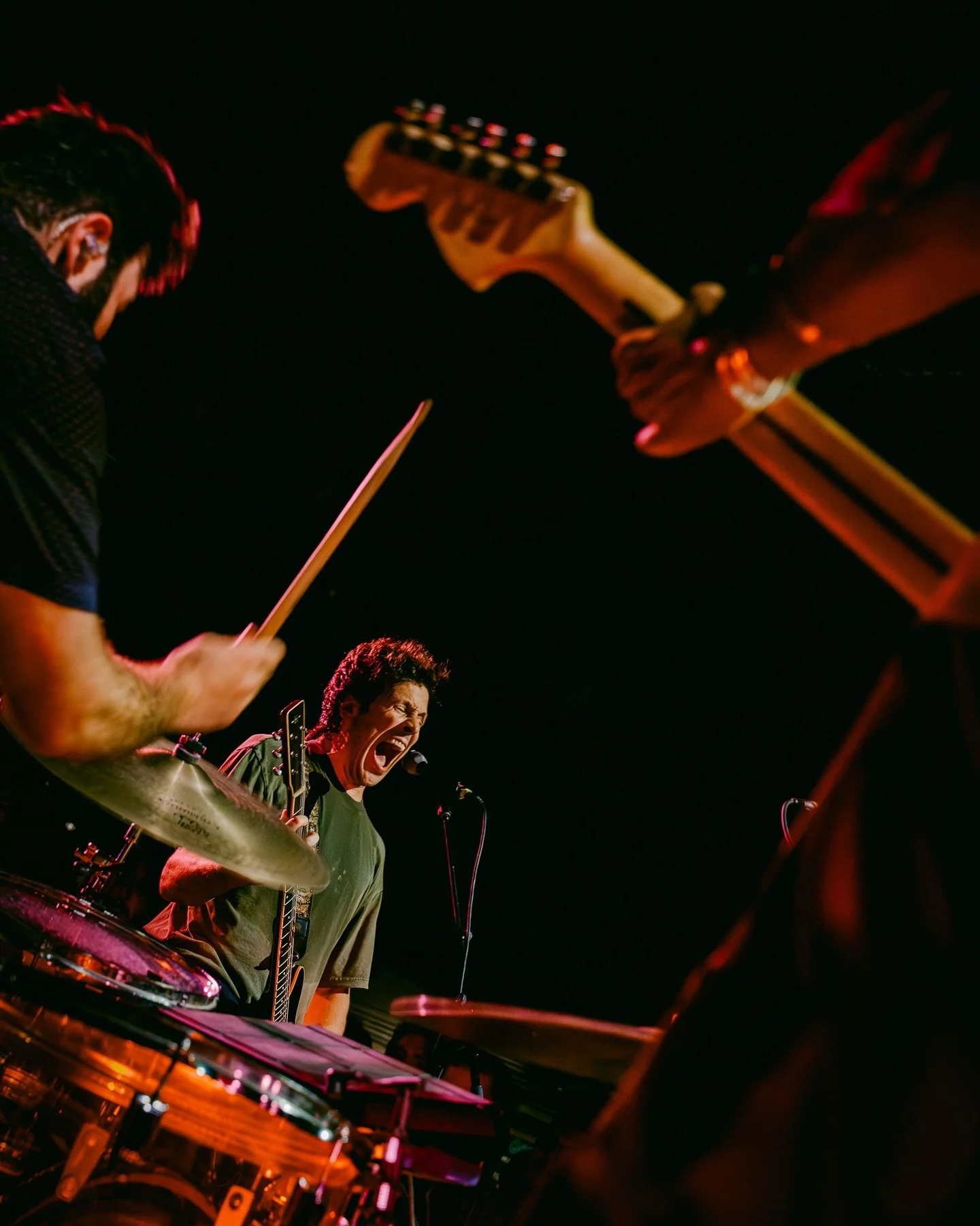@pilemusic in the round at @thaliahallchicago ~ 8.27.25. 😩 Still high off this set!

(not pictured: other guitar player. somehow all of your shots were embarrassingly unsalvageable 😖)