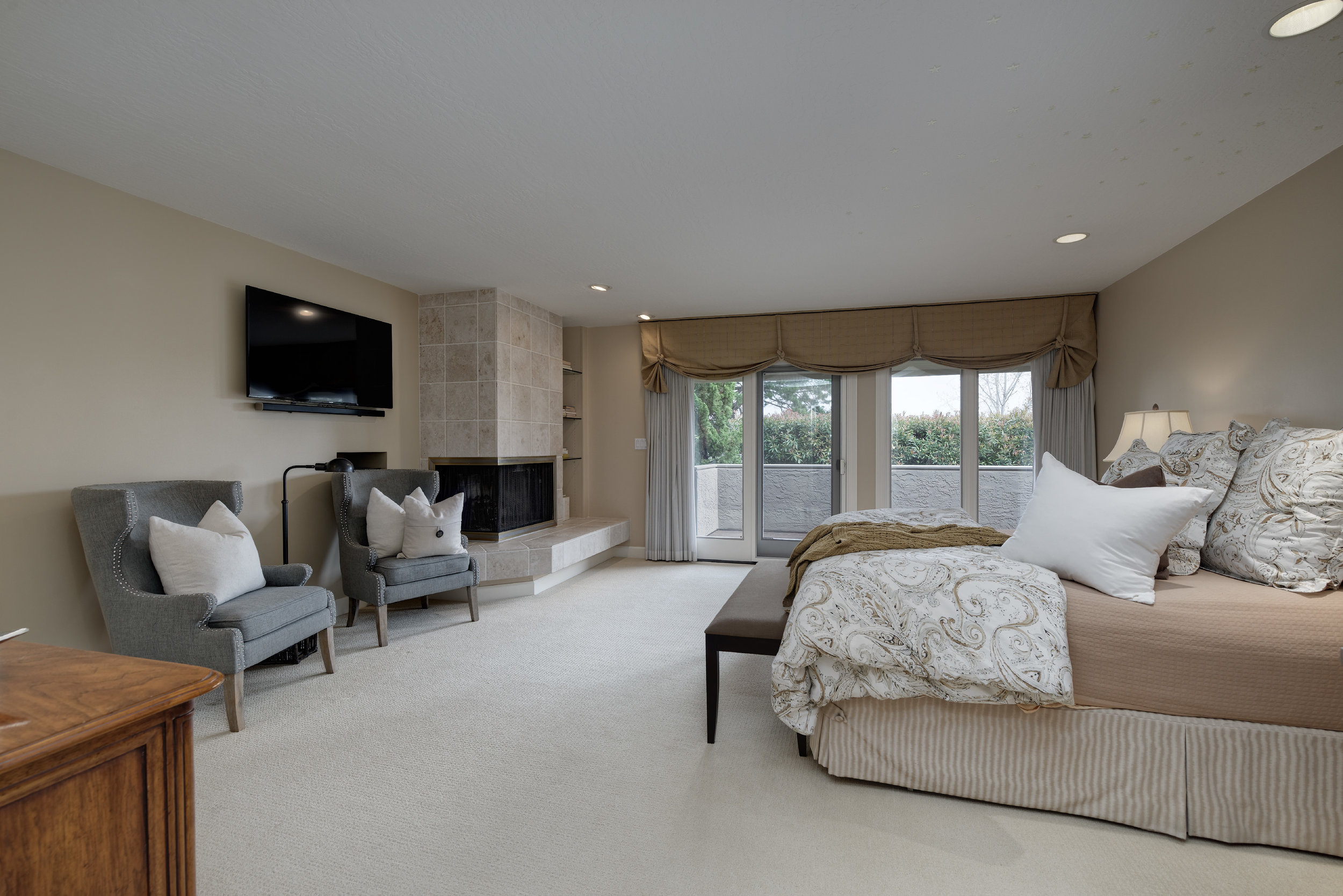 18_Masterbedroom towards deck.jpg
