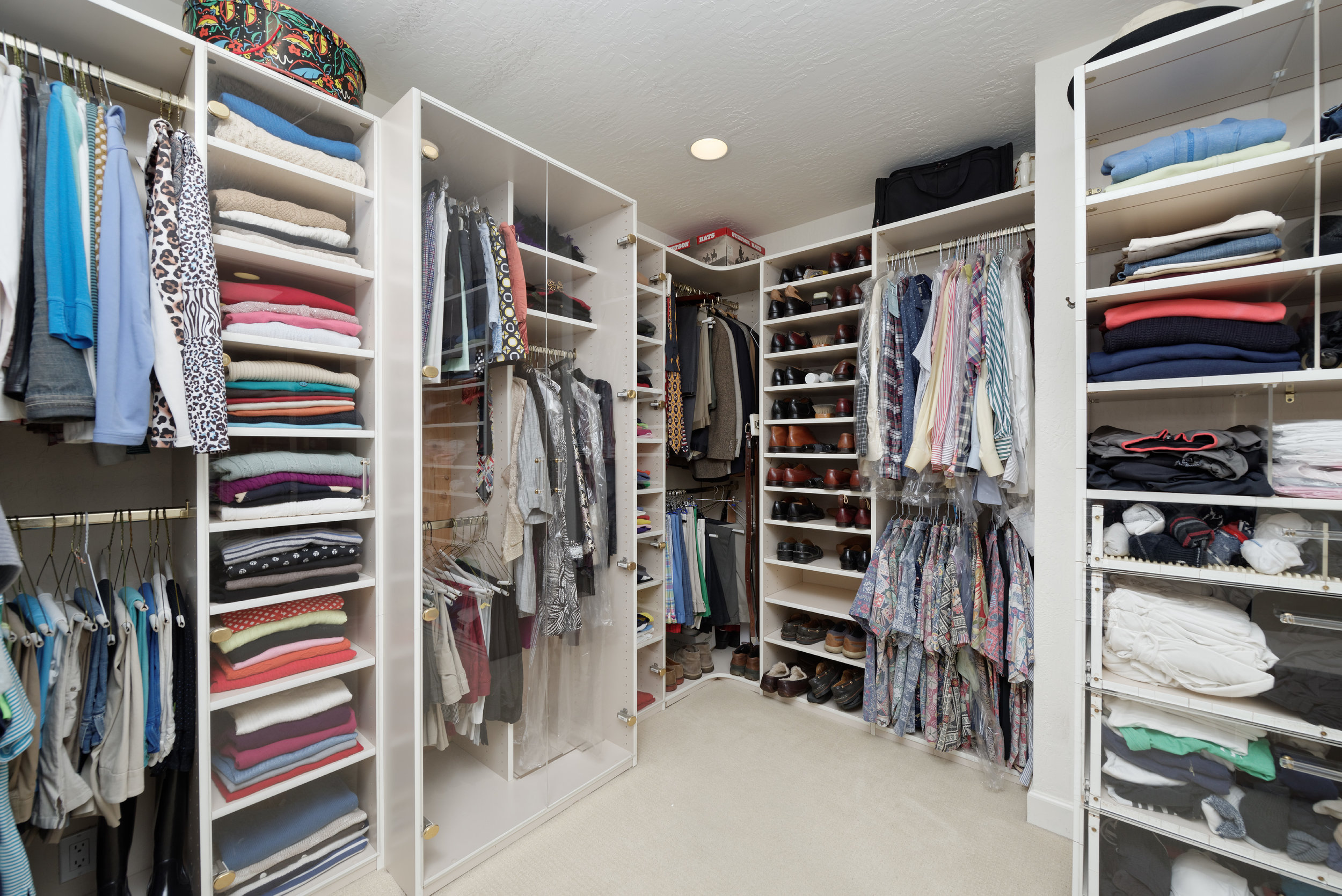 22_Master_Walkin Closet.jpg