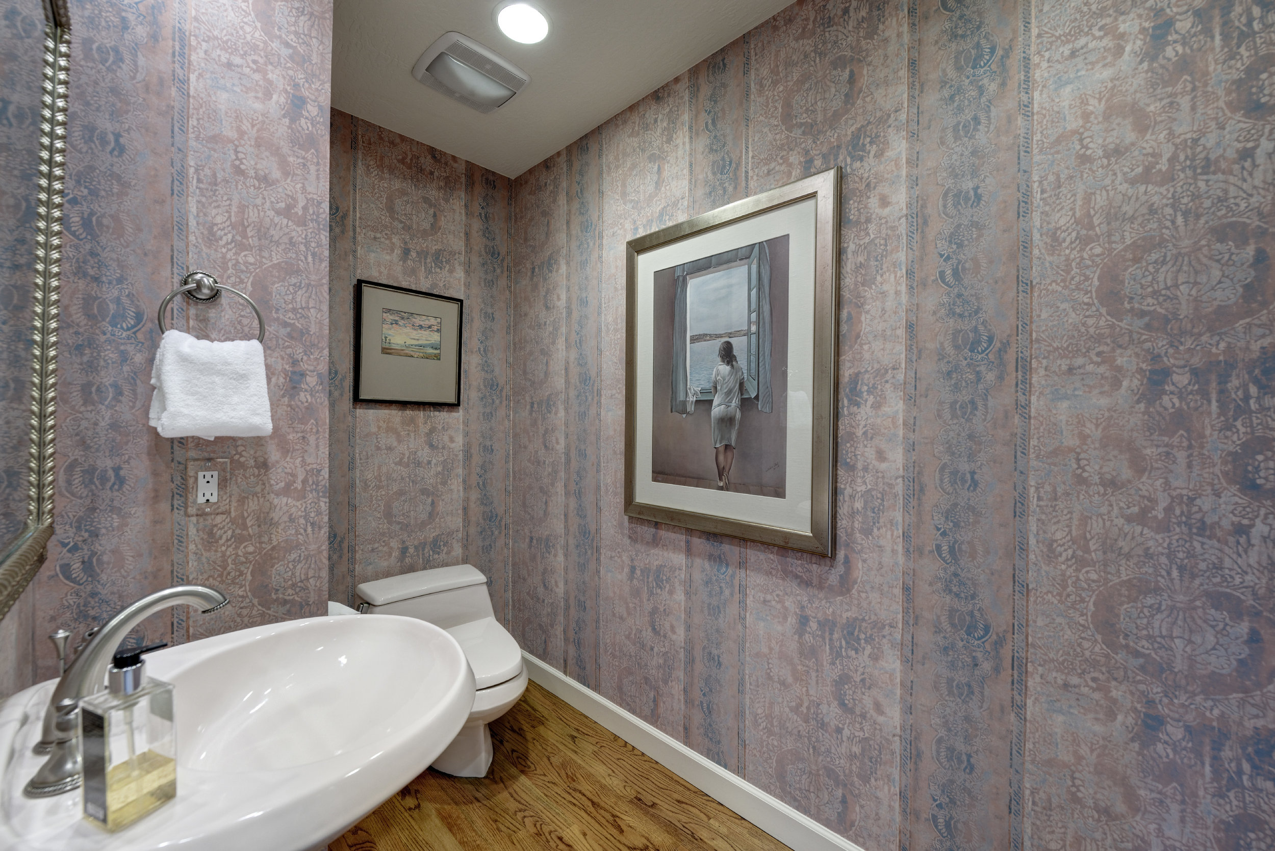 23_Bath_half in hall.jpg