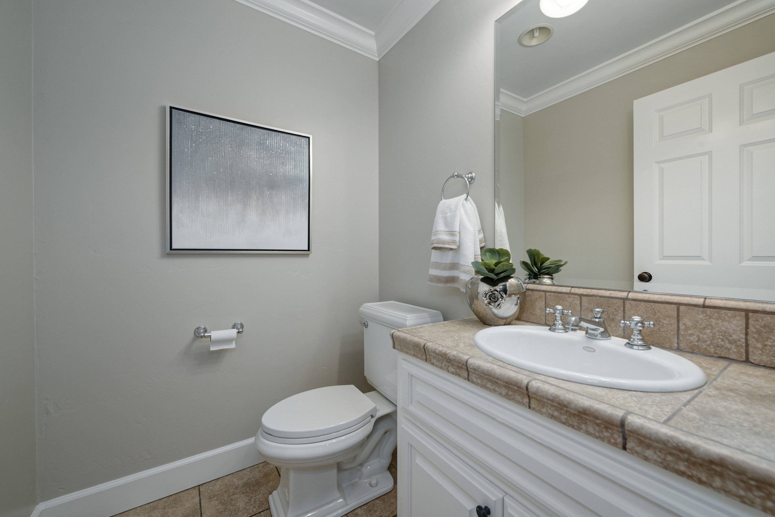 HalfBath_100 Boyer Ln_Ducky Grabill Real Estate.jpg