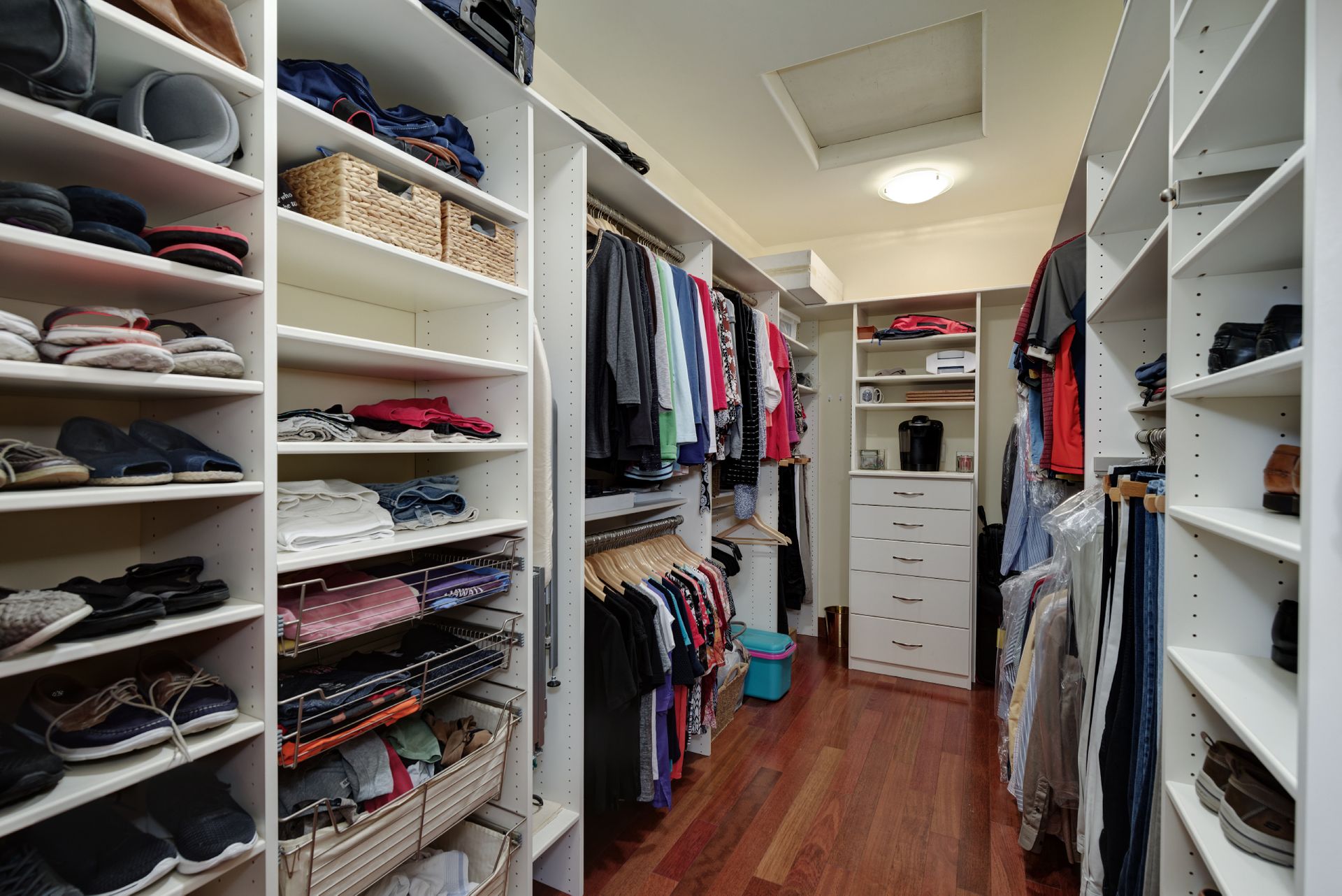 23_Walk-in Closet.jpg