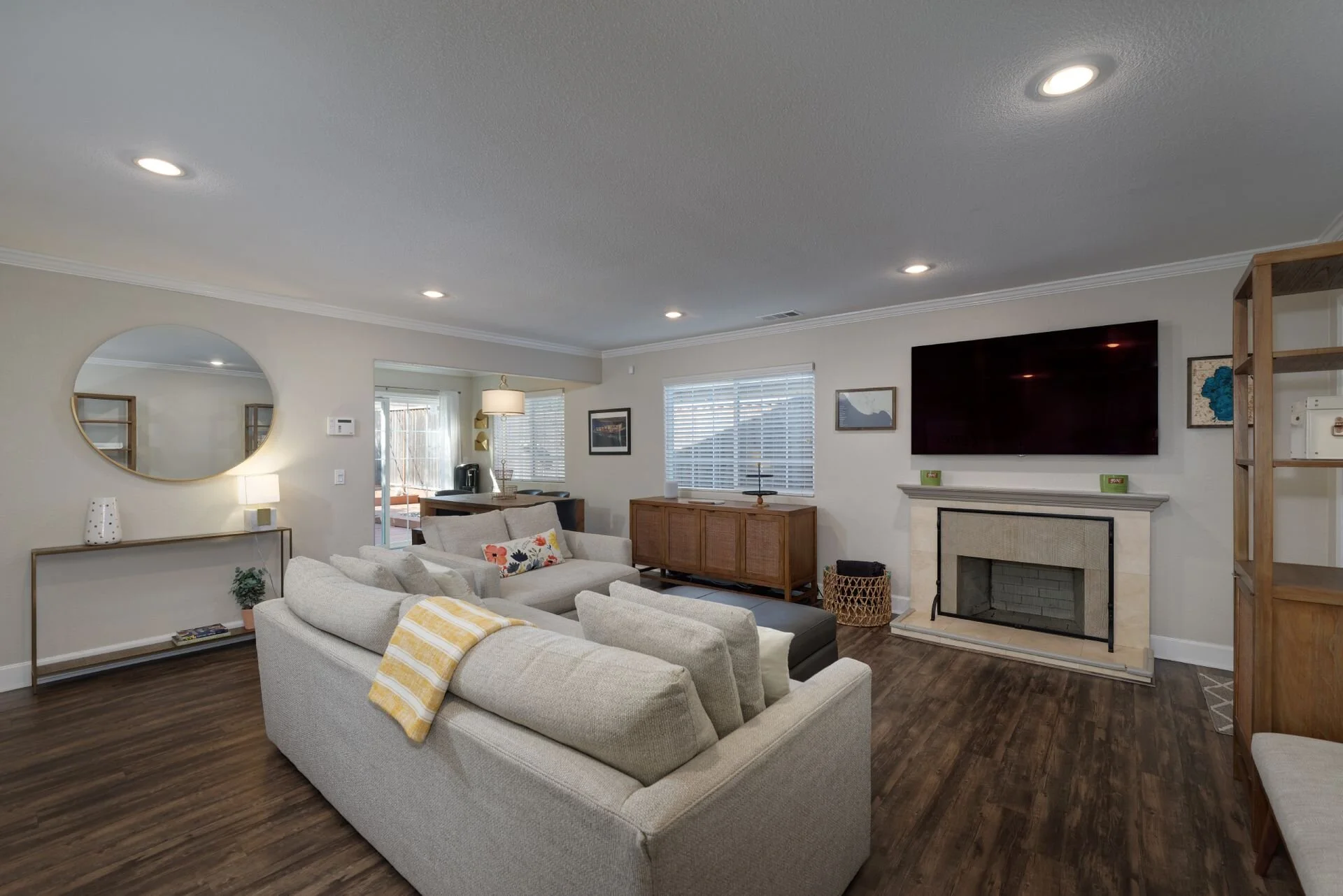7_Living Room.jpg
