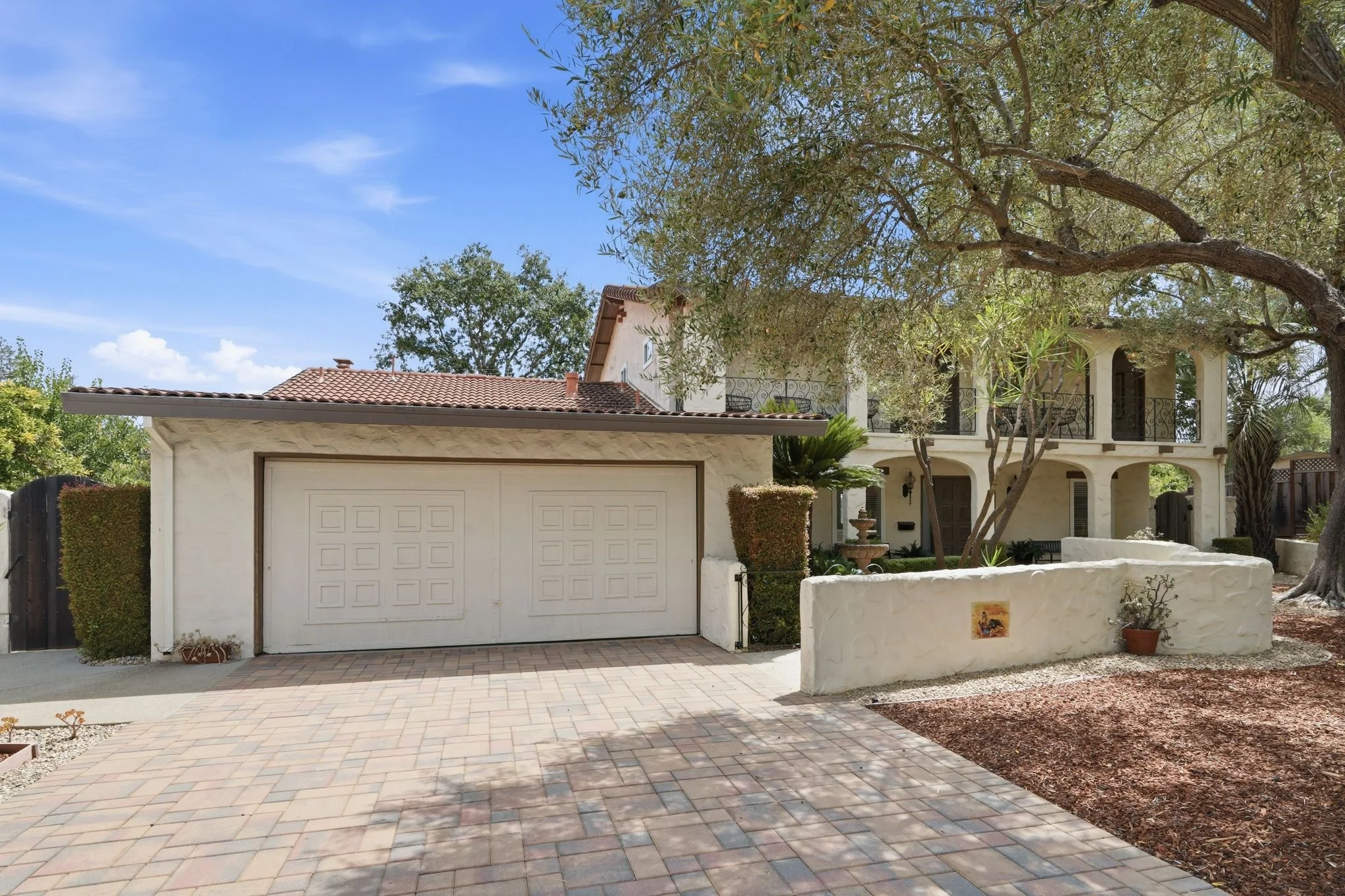  ACTIVE  152 Via De Tesoros, Los Gatos   5 beds / 3 baths / 2,7001± sq ft / 10,234± sq ft lot 