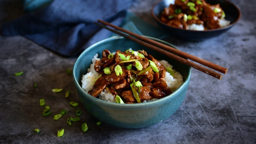Plate of low FODMAP Mongolian beef and rice with soy sauce.