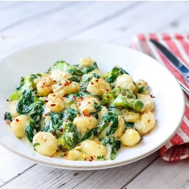 CREAMY GNOCCHI BAKE W/ BROCCOLI AND CHEDDAR!! Recipe just gone live on @huffpostuklifestyle and tinybudgetcooking.com  My go to recipe to fuel you for the new uni year x
.
.
.
.
.
.
.
.
.
.
#uni #student #delish #food #hungry #yum #university #dinner