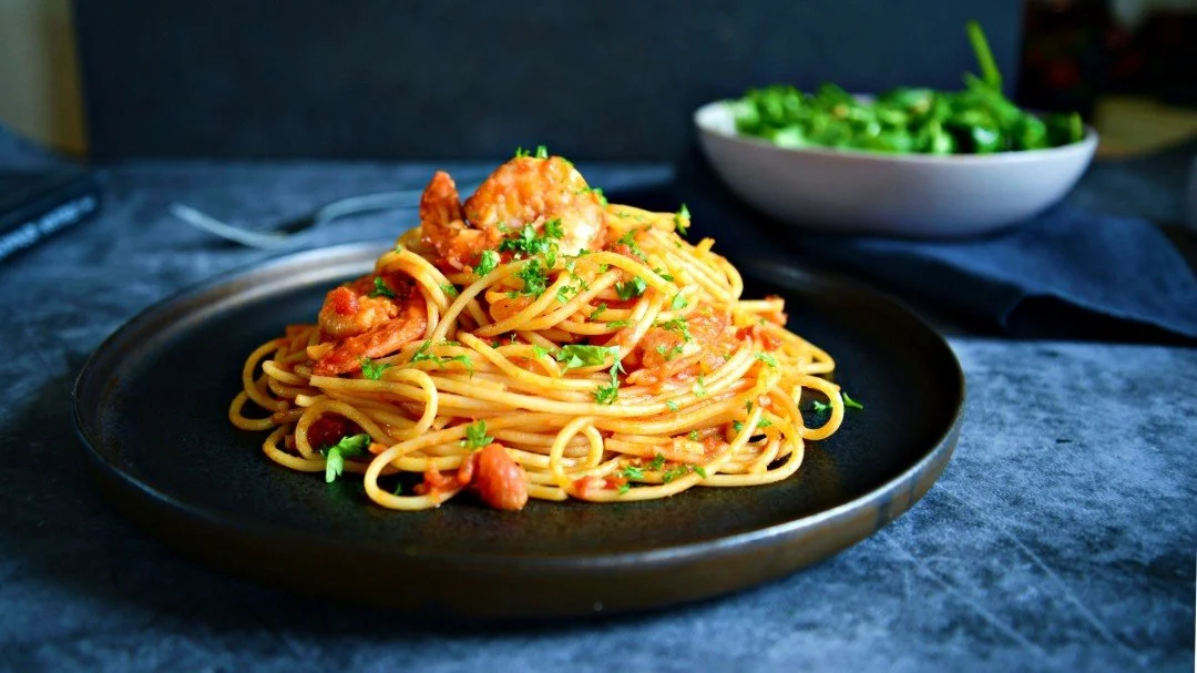 Bowl of quick low FODMAP bacon and prawn spaghetti.