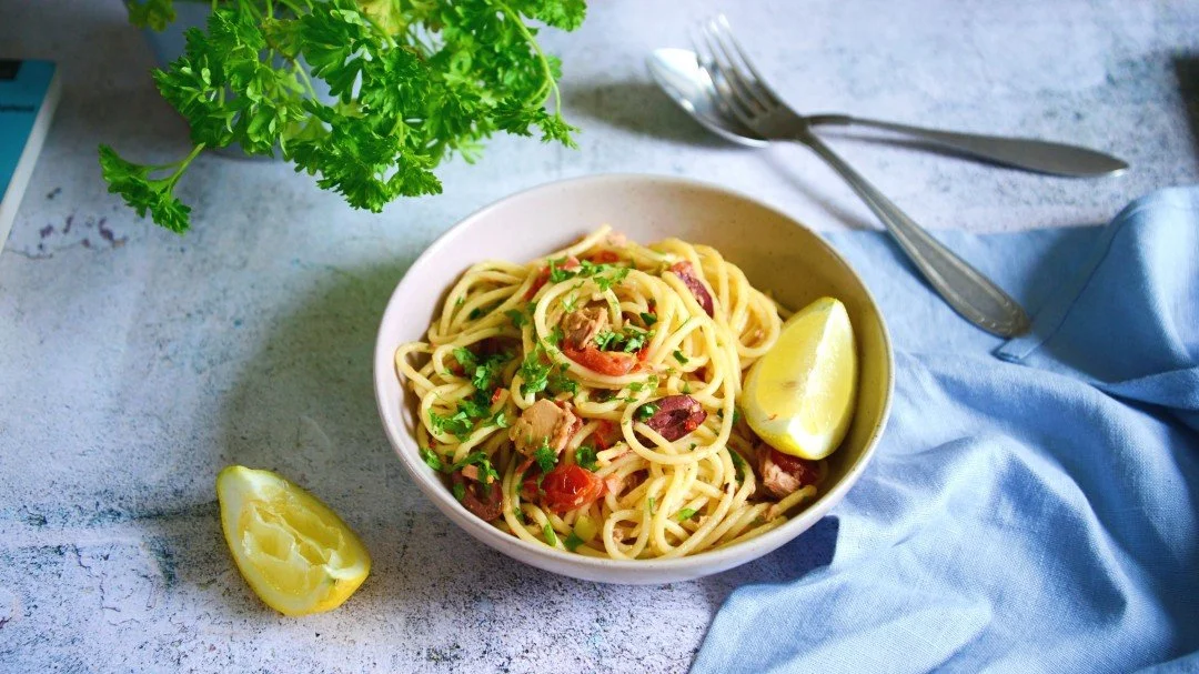 Bowl of low FODMAP Mediterranean tuna and tomato pasta.