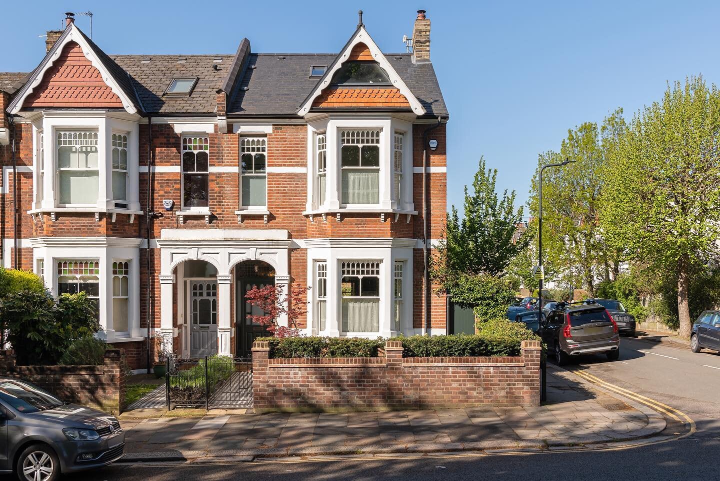 An exceptional house overlooking #queenspark swipe 👈🏻