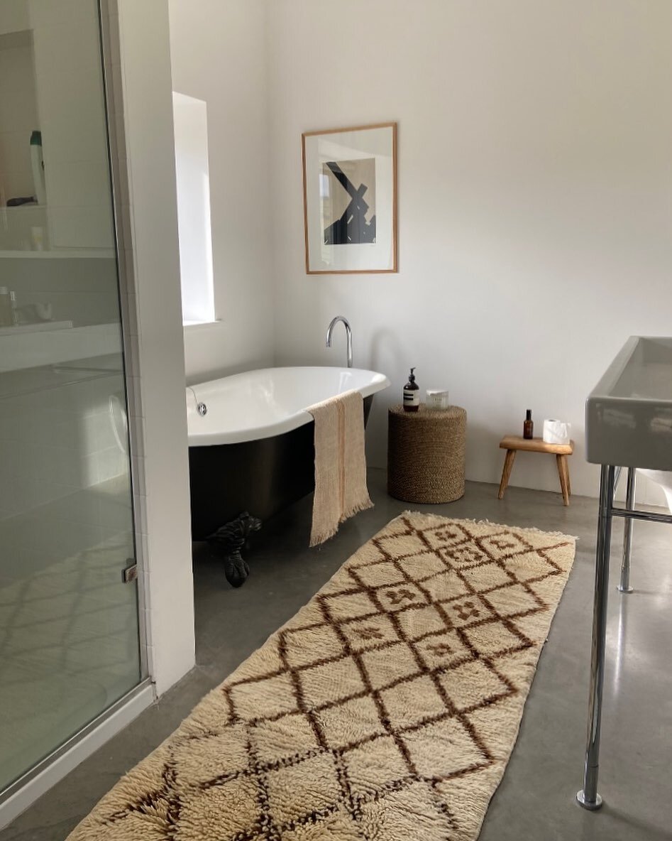 🛁Runners 🤍 

Runners are a great fit for bathrooms.
They instantly add warmth, softness,
contrast and fill that often awkward
space.

📸A snap we just received from a happy
customer 😊 

Do get in touch if you are looking for a rug for
your bathroo