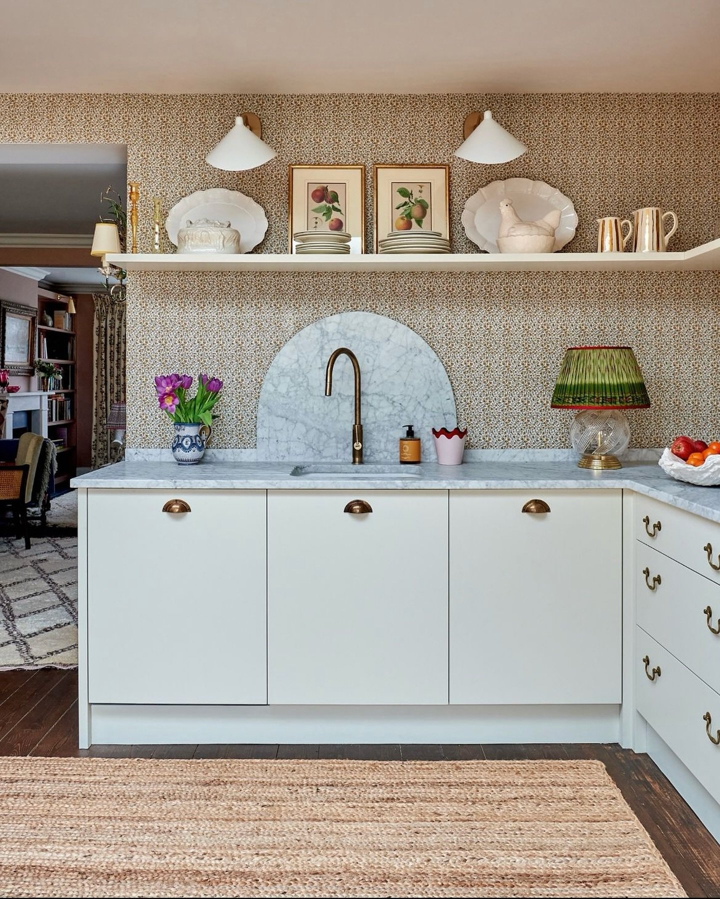 We love this kitchen by @sarahvanrenen where she used our Thick Jute rug to add texture and warmth whilst also being practical. 🤎 

It also acts as a great contrast to the woolly Beni beyond emphasising the change of rooms. 🤍 

*It is available in 