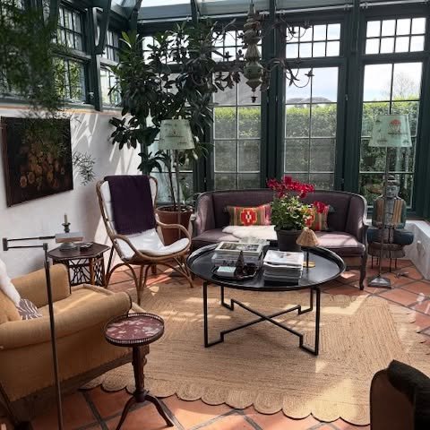 Swedish styled scallops! 🇸🇪 

📸 from a happy customer of her sunroom in Sweden. 💛 

The plain scallop is available online, with UK mainland shipping included. For international orders, please DM us 🌍✨

#ScallopRug #SwedishInteriors #Conservatory