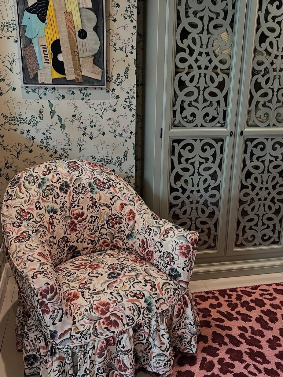 When one pattern simply isn&rsquo;t enough! 🐆 🌺 🎨

Choose the things you love and they might all end up working together!

〰️ Leopard rug @tateanddarby X @blackshorestyle
〰️ Wallpaper @barnebygates x @willowcrossleycreates 
〰️ Furniture @bouraandw