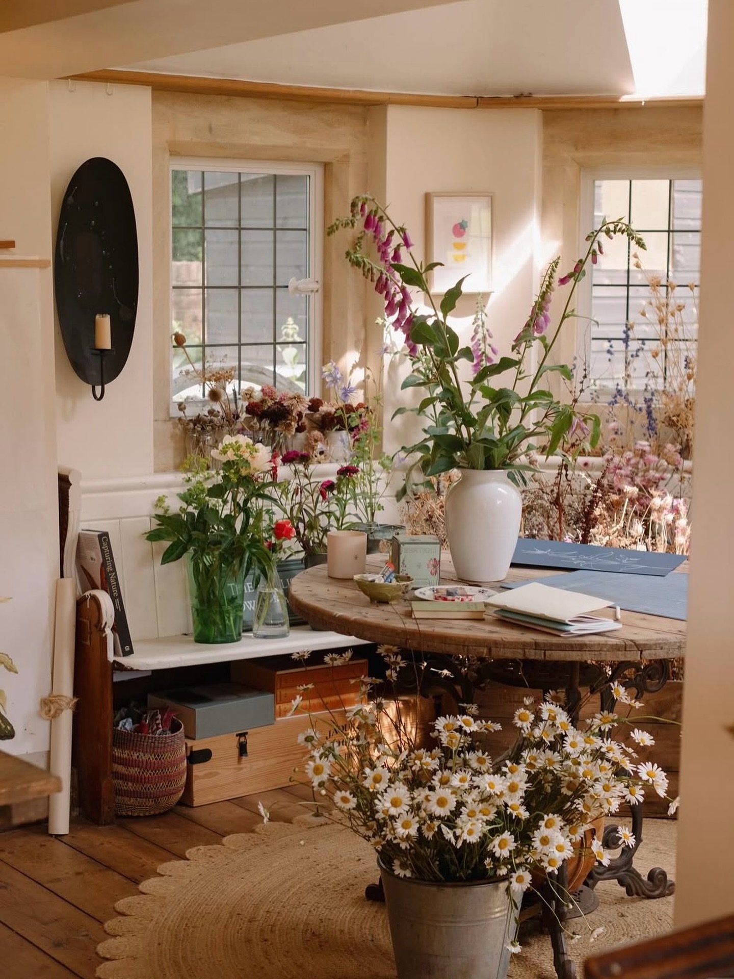 🌼 Bloomin&rsquo; marvellous! 🌺 

Our round jute rug looks like it was made for this space &mdash; the dreamy studio of our favourite Wiltshire artist, @hennytate. ❤️ 

Available now. Look online today! 🛒 

#InteriorInspo #NaturalRugs #JuteRug #Flo