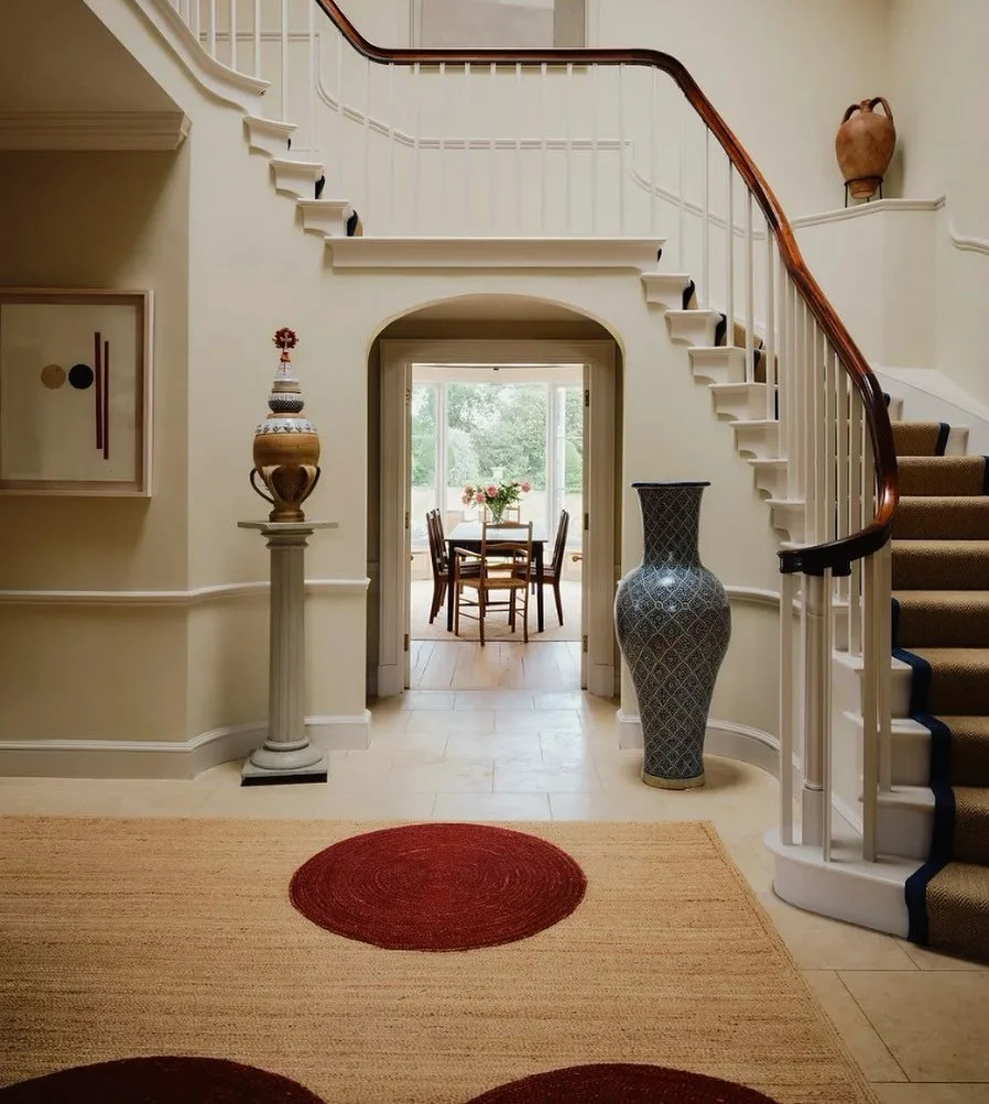 Entering back into instagram after a little break! 🍂  Adore this (tidy) hallway with our Super Moon Jute Rug by @victoriavonwestenholz &hellip;no school bags or uni stuff lying in this hall! As seen online at @houseandgardenuk ❤️ 

#hallwaydecor #ha