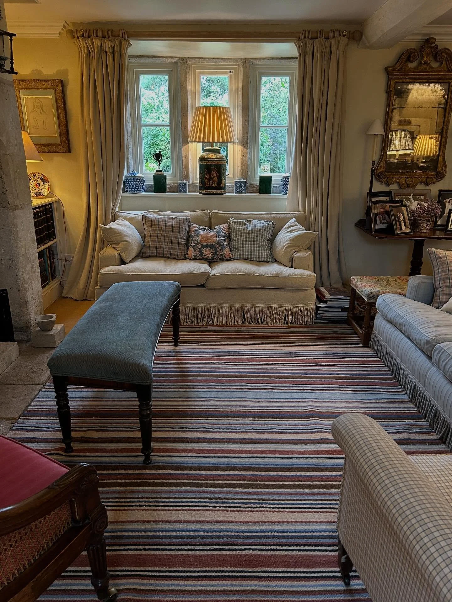 A very lovely drawing room in the country with one of our striped flatweave rugs. 
The colours in this one which I designed in collaboration @blackshorestyle are drawn from traditional tones found in antique Persian rugs. This one is the Indigo and R