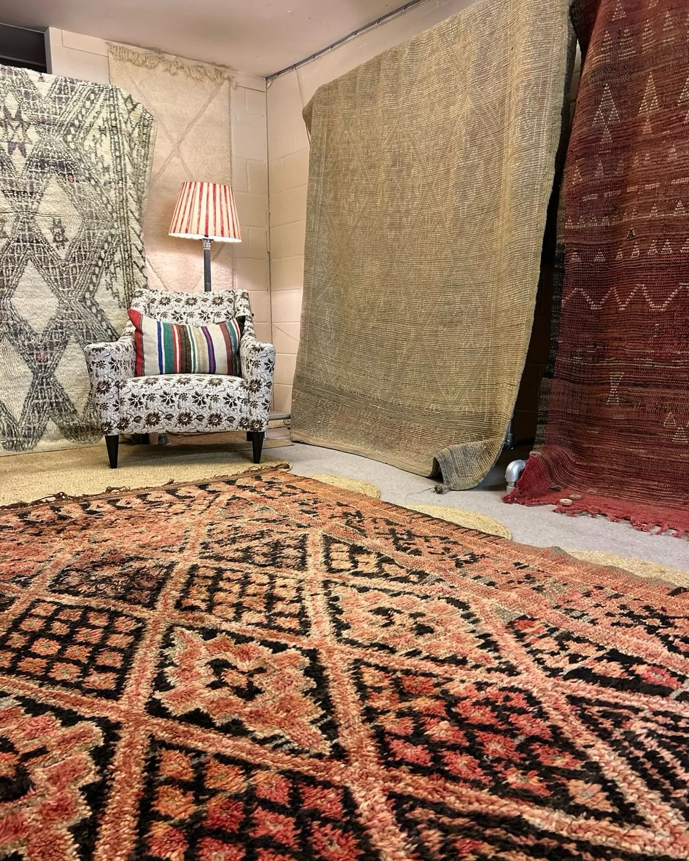 We&rsquo;ve had a big tidy-up in the showroom today &mdash; it&rsquo;s never looked better! Pop in and see for yourself 👀✨ 

 🪑@sarahvanrenen 
#rugs #moroccanrugs #tateanddarby