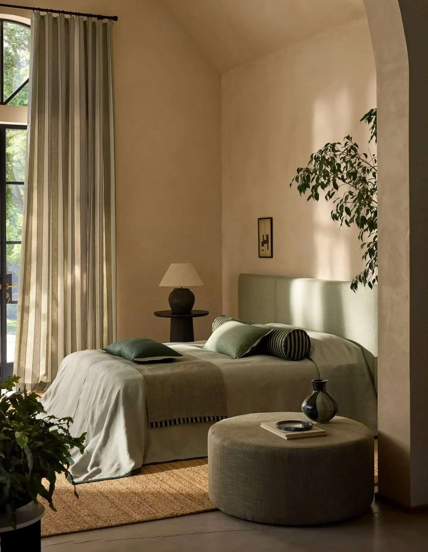 Tone and texture&hellip; 

Unfussy, grounding, and endlessly versatile &mdash; the Classic Jute Rug in a bedroom setting.

Perfect for a spare bedroom where you have your chosen colours and fabrics and want something simple to pull the room together.