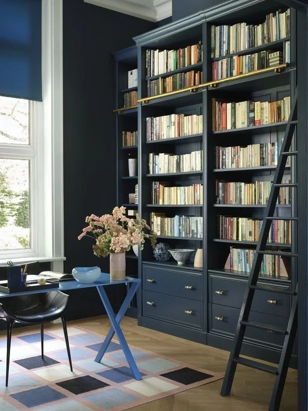 Use warm blue tones to make your home feel peaceful, cosy and holiday-ready. 🩵 

The Indigo Patchwork rug by @tateanddarby x @blackshorestudio is made to order and available as a runner. 💙 

📸 @blackshorestudio @benjaminmooreuk 

#BlueRug #Patchwo