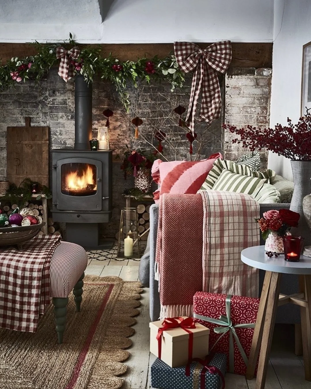Love this look? &hearts;️🎄🤎 Shop our scallop jute rug &mdash; cosy, classic and with a hint of red. 
Only one left in stock! Get it in time for Christmas!✨

#juterug #redrug #scalloprug #christmasdecor #christmashome #festivelivingroom #interiorsuk