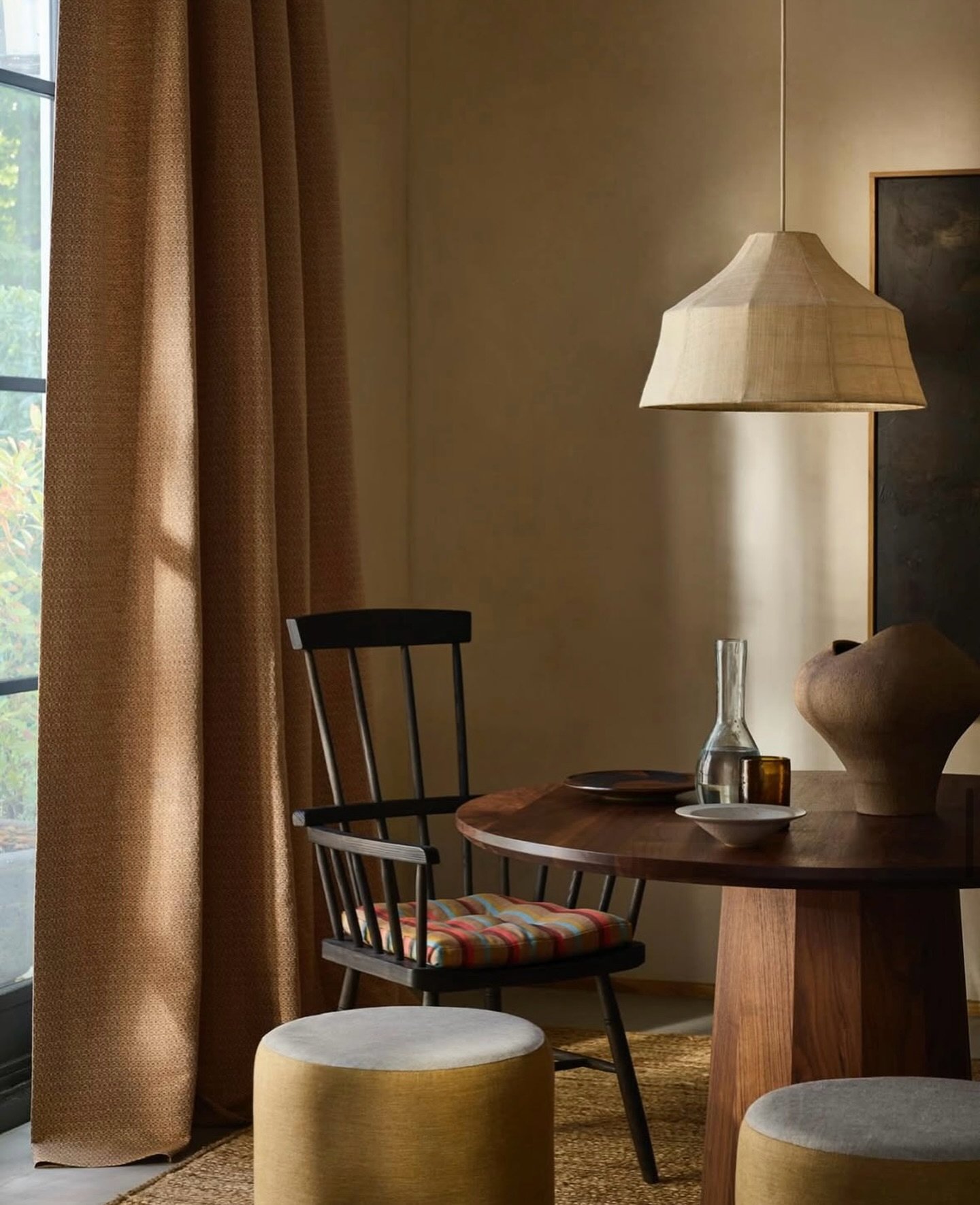 A calm foundation.
A plain, classic jute rug &mdash; perfect as a backdrop for a busier Christmas incoming! 
Available now and ready in time for Christmas.

📸 @blackshorestudio @ian_mankin @markscottphotographyuk 

#juterug #chunkyjute #naturalrugs 