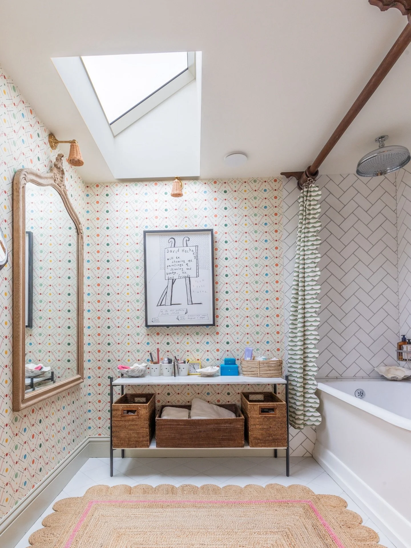 Create brighter mornings through thoughtful bathroom design. ☀️ 

With playful wallpaper and fabric from @ottolinedevries, practical storage, and our Pink Scalloped Jute rug - this bathroom is cheerful, calm and full of light. ⭐️ 

#tateanddarby #jut