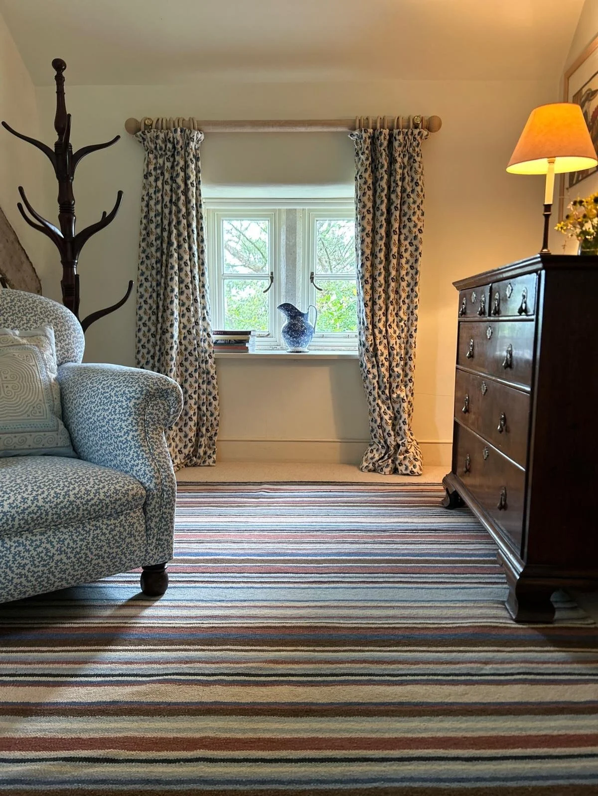 Pretty blues and brown make a lovely combination in this spare bedroom with our striped rug, some classic Colefax and a trusty chest of drawers.

It&rsquo;s a simple palette but with lots of interest. 👌

#stripedrug #blueandbrown #bedroominspo