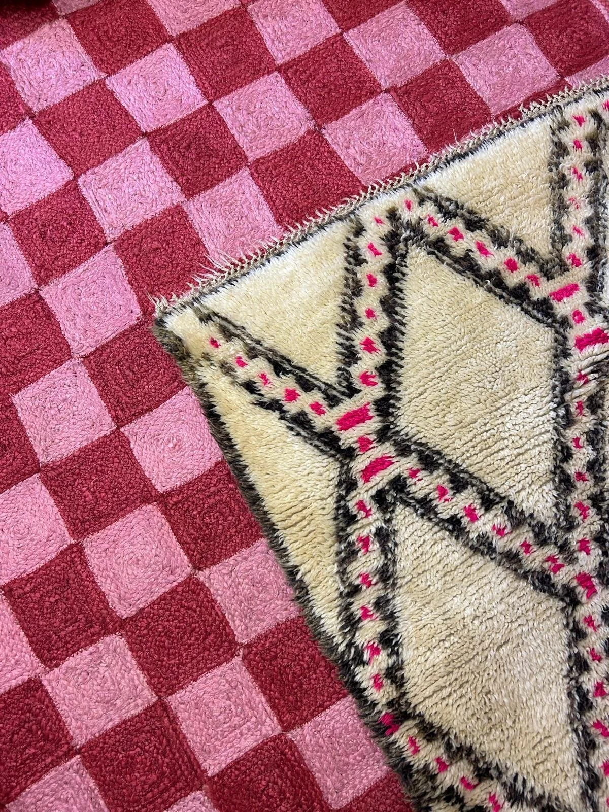 Do you L❤️VE Pink and Red as much as we do? 🩷 

This vintage Beni Ourain has a wonderful flash of pink threaded through and is made of the fluffiest 100% wool. 

Also in stock is a pink and red checkered jute (a old favourite) in a larger size of 24