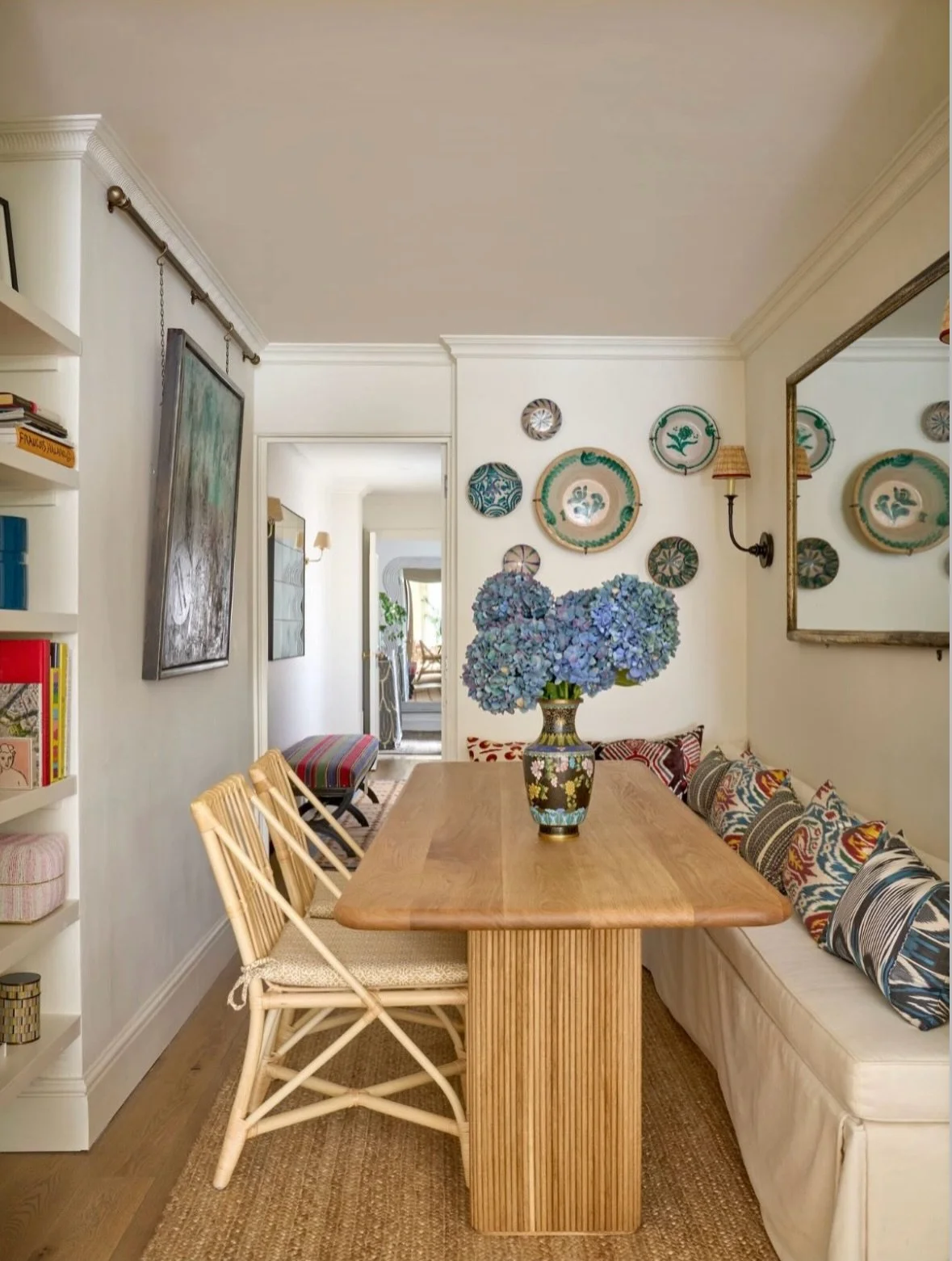 A brilliant Before and After by @christinanielsendesign turning an inbetween space into a cosy dining area complete with banquette seating and our Classic jute rug. 

Clients often use Jute because they don&rsquo;t want more colour, it helps zone the