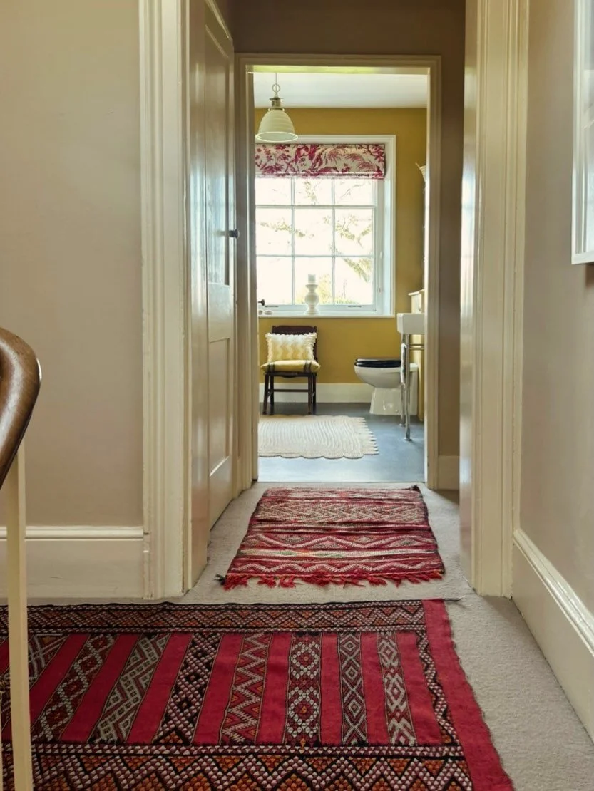 Sunshine at last ☀️ rugs at home and new blind finally up &mdash; honestly feels like a new bathroom! Now just got to get rid of the carpet&hellip; 🙄 
Swipe right to see similar rugs we have in stock. Happy Saturday evening!

#rugs #vintagerugs #mor