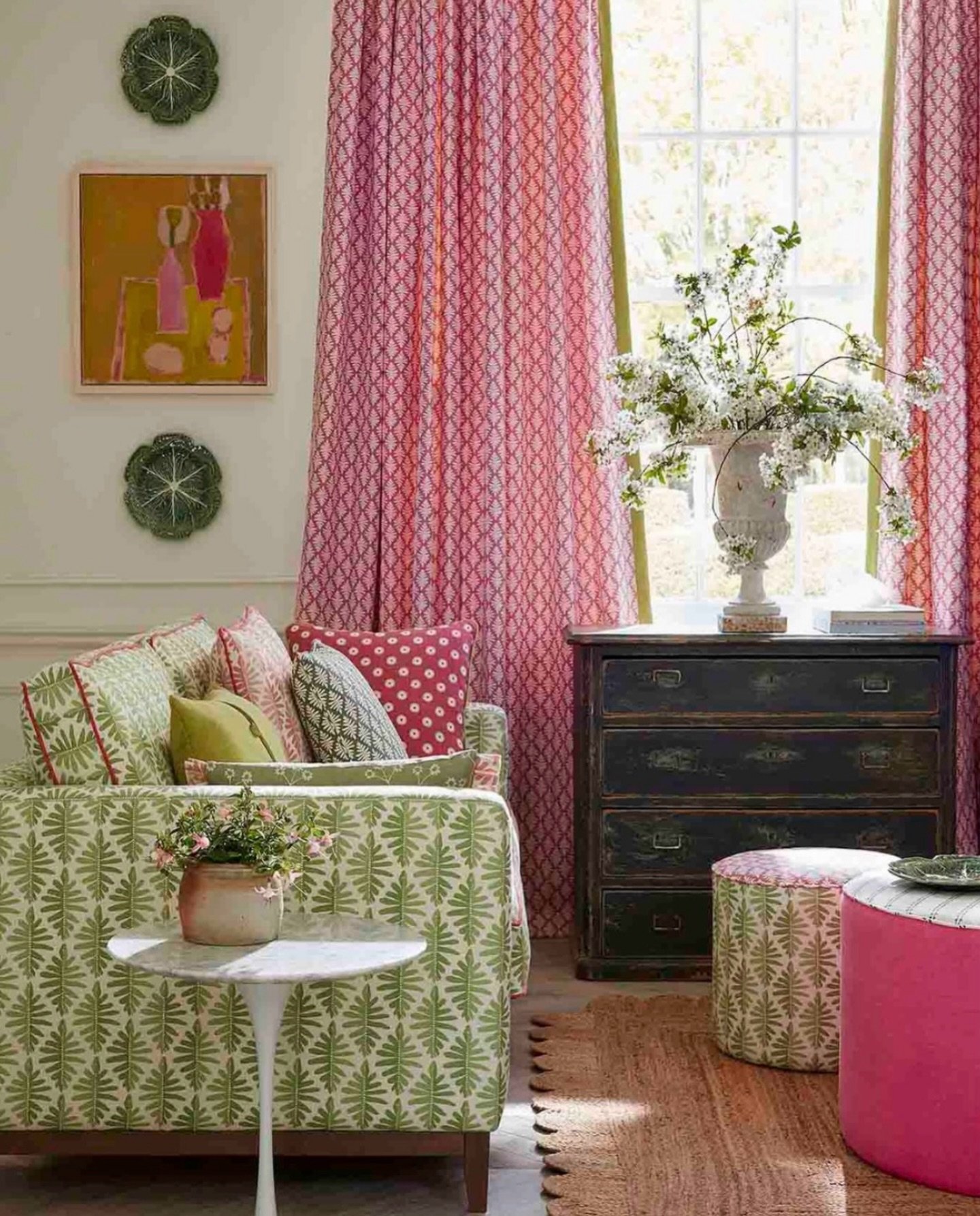 Don&rsquo;t overthink spring styling 💐 Fresh flowers is all you need! 

And a plain scallop jute rug - they work in all types of homes. Simple, relaxed, and ready for Easter.

Tap to shop. 
Free UK delivery

📷 Beautiful fabrics by @vanessa_arbuthno