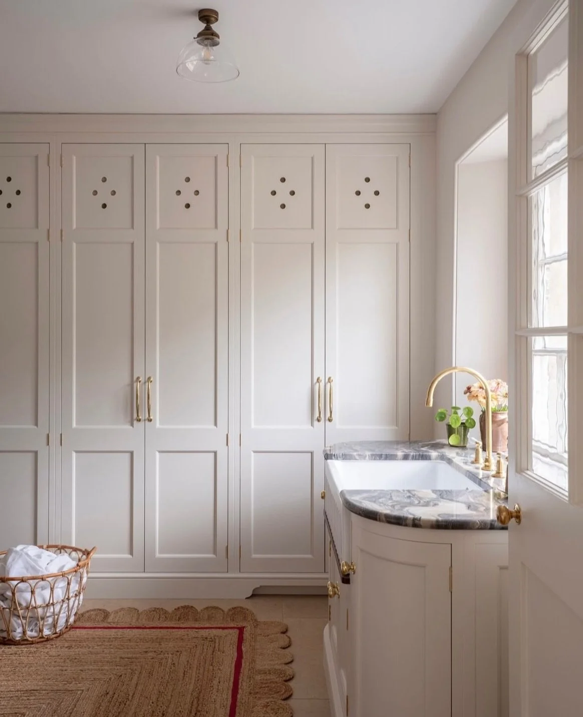 Monday morning reset. ☀️ 

Our natural jute rug underfoot with a pop of red&mdash;just enough to lift the room. 

Hardwearing, forgiving, and warm against painted cabinetry and marble&mdash;jute works where you need it most.

Rethinking your utility 