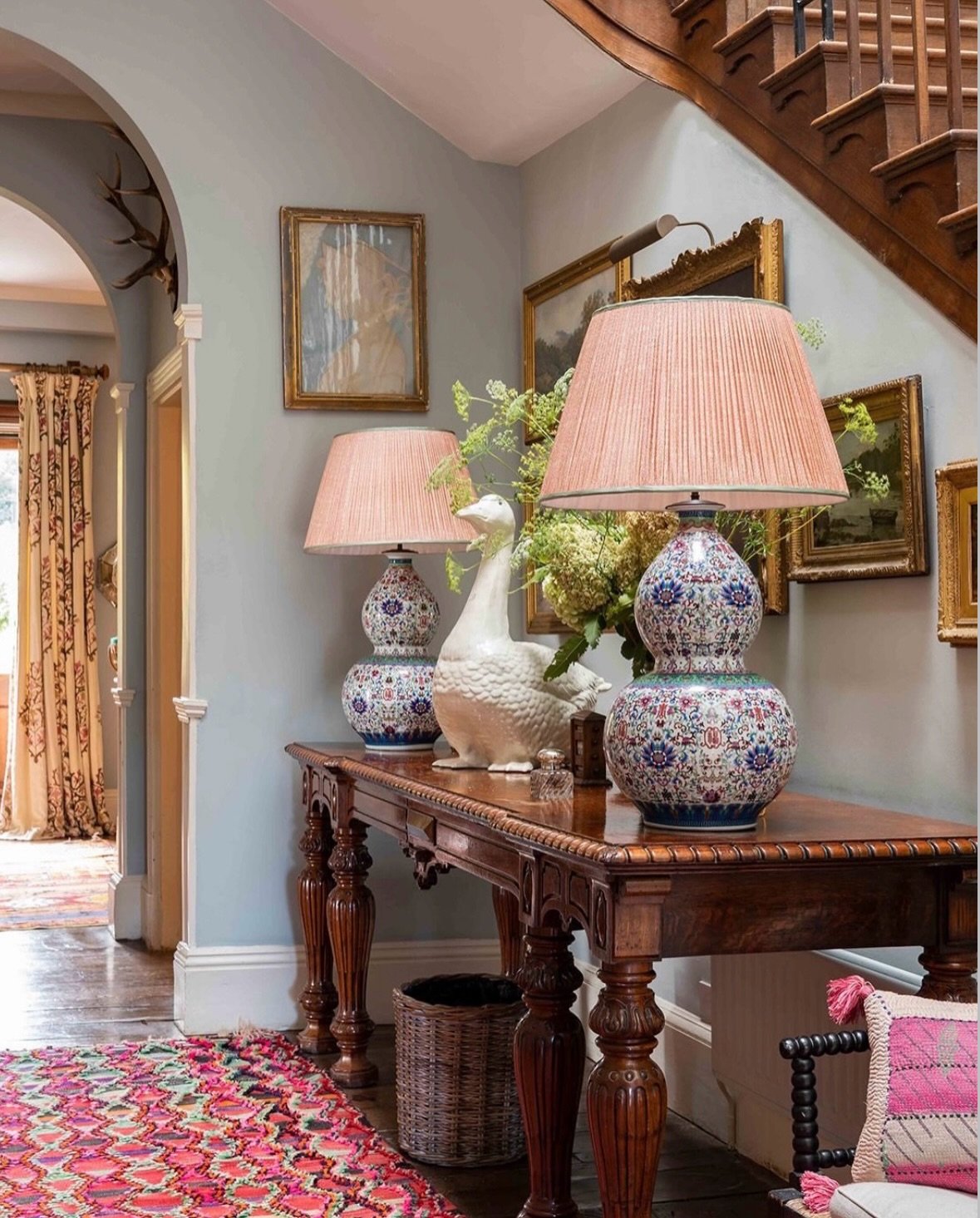 Two ways to get this look &rarr; swipe to choose your favourite.

The secret with &ldquo;get the look&rdquo; isn&rsquo;t to copy a room&hellip; but to capture the feeling it gives you.

Here, by @penny_morrison_ltd; it&rsquo;s warmth, layers, and a r