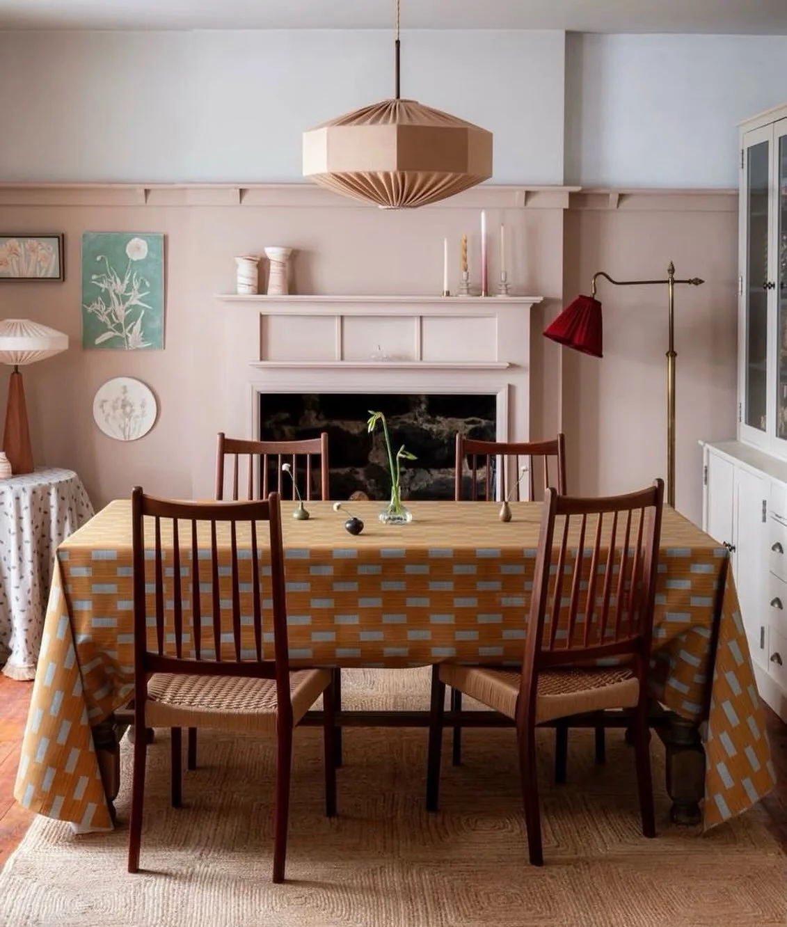 Not sure I am going to get my kitchen as tidy as this one at @beauvamp with our Robertson rug for guests this weekend&hellip;but never mind at least the sun is shining 😎 

Hope you all have a great weekend! 

#juterugs #rugs #kitcheninspiration