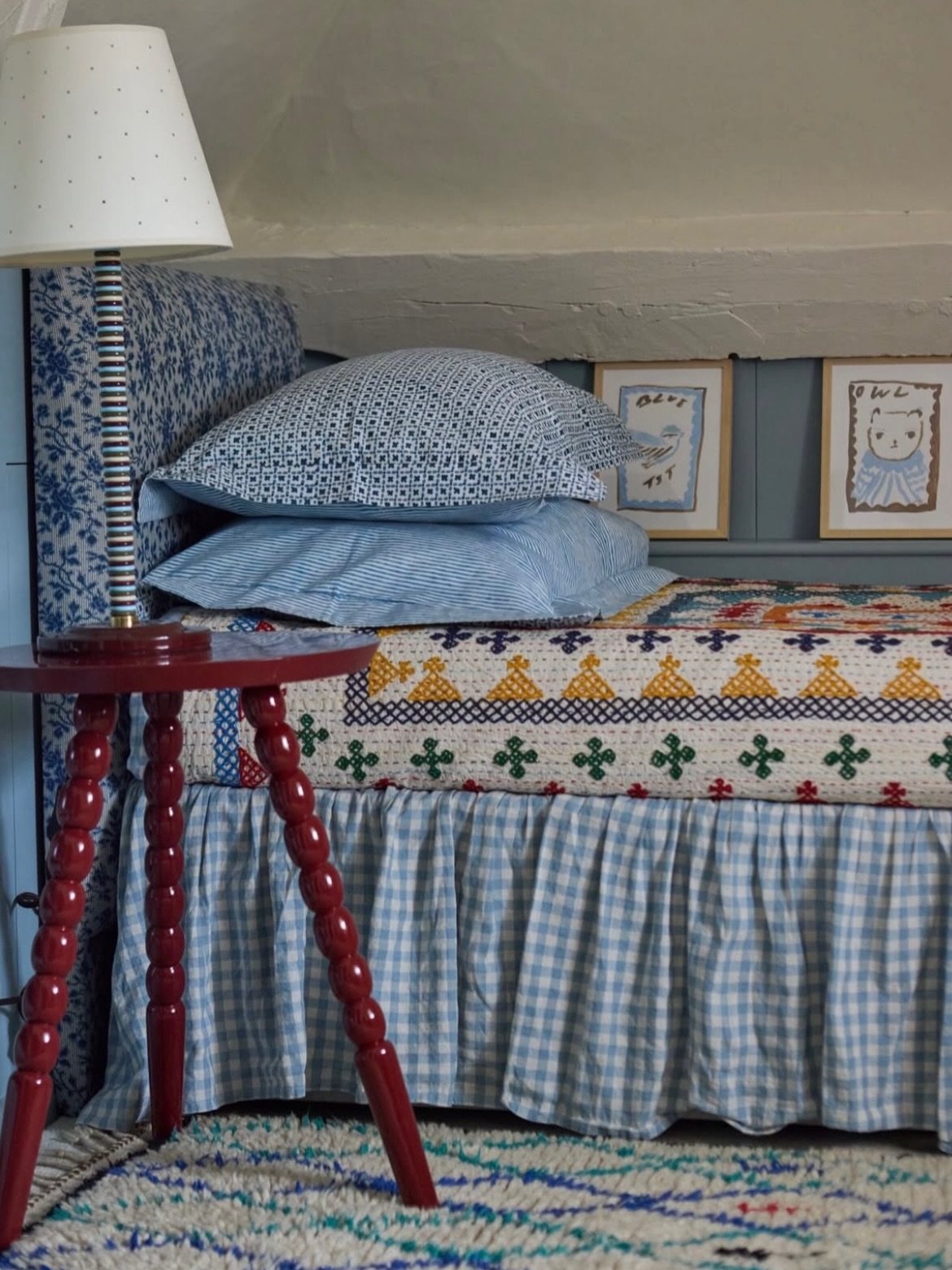 Cooler mornings mean cosier times 🩵 

Love this cosy bedroom by @lbw_interiors with one of our Moroccan woolly rugs and a @sarahkdesignslondon kantha. These rugs are so good beside the bed &mdash; especially now the mornings are getting a bit chilly