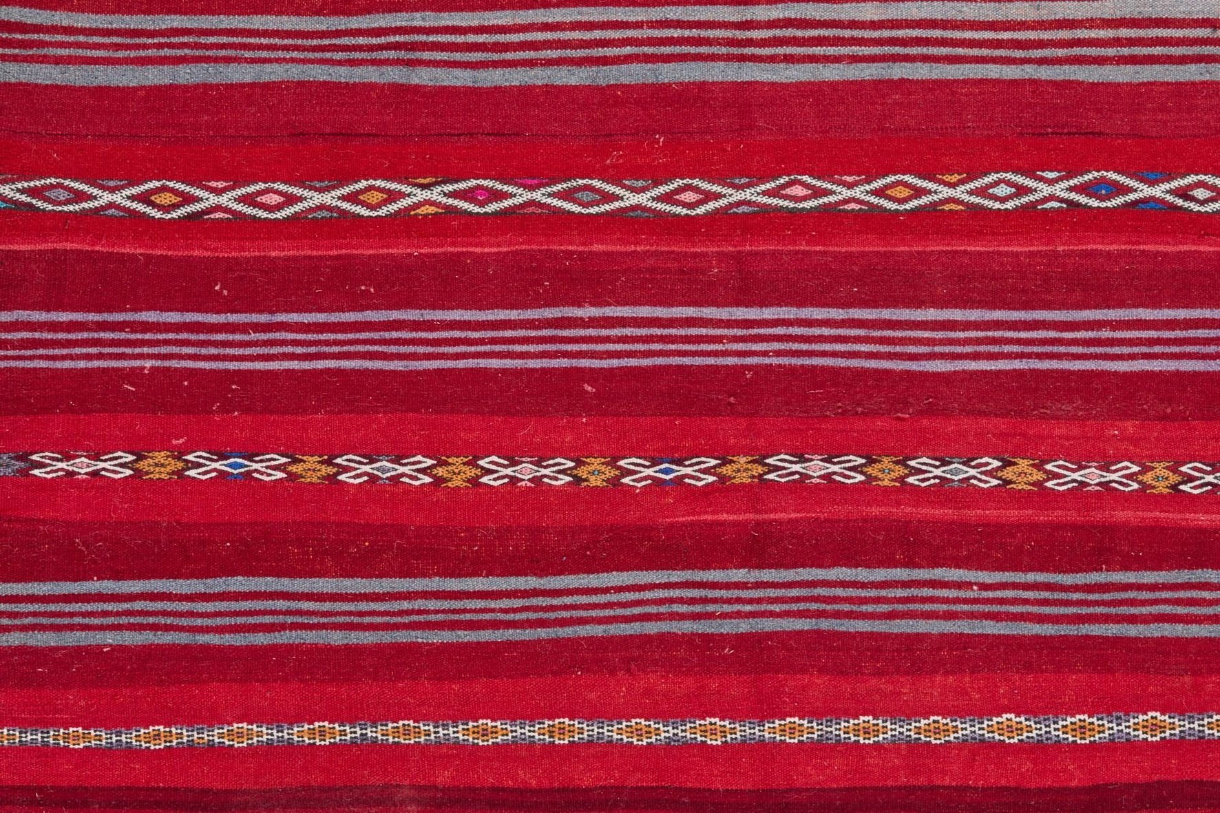 Red+Kilim+293+x+179+cms+close+up.jpg